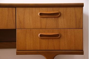 ビンテージ家具　北欧ヴィンテージ　机としても使えるスタイリッシュなサイドチェスト(引き出し、サイドボード)