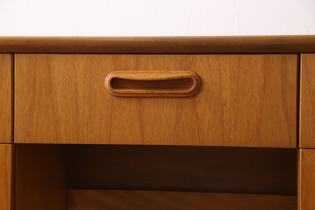 ビンテージ家具　北欧ヴィンテージ　机としても使えるスタイリッシュなサイドチェスト(引き出し、サイドボード)