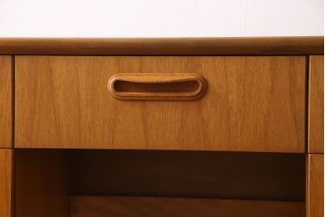 ビンテージ家具　北欧ヴィンテージ　机としても使えるスタイリッシュなサイドチェスト(引き出し、サイドボード)