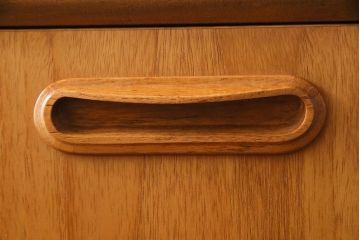 ビンテージ家具　北欧ヴィンテージ　机としても使えるスタイリッシュなサイドチェスト(引き出し、サイドボード)