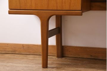 ビンテージ家具　北欧ヴィンテージ　机としても使えるスタイリッシュなサイドチェスト(引き出し、サイドボード)