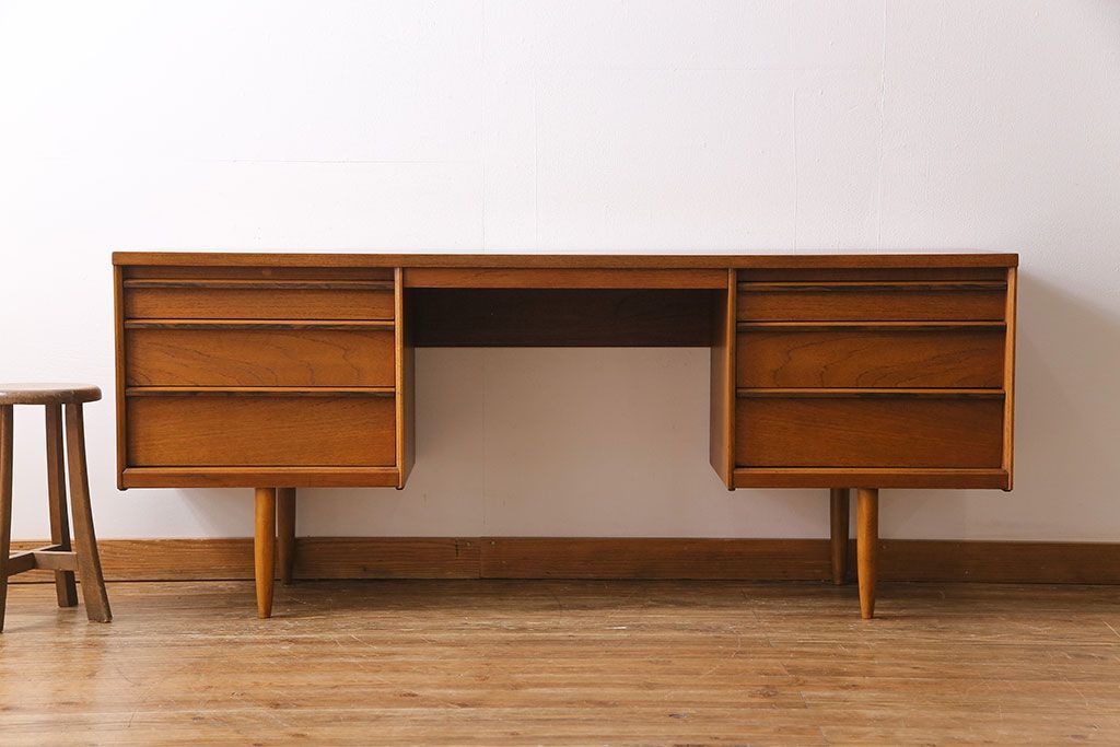 ヴィンテージ家具　ビンテージ　Austinsuite(オースティンスイート)　チーク材　サイドボードにもおすすめの両袖デスク(机、在宅ワーク、在宅用カウンターデスク、サイドチェスト)