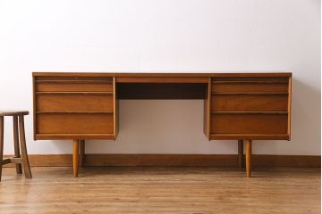 ヴィンテージ家具　ビンテージ　Austinsuite(オースティンスイート)　チーク材　サイドボードにもおすすめの両袖デスク(机、在宅ワーク、在宅用カウンターデスク、サイドチェスト)