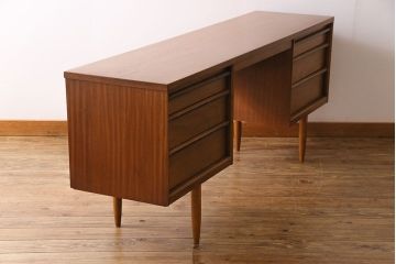 ヴィンテージ家具　ビンテージ　Austinsuite(オースティンスイート)　チーク材　サイドボードにもおすすめの両袖デスク(机、在宅ワーク、在宅用カウンターデスク、サイドチェスト)