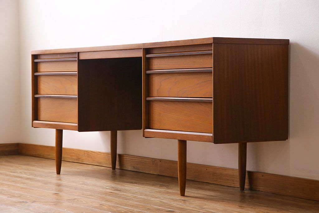 ヴィンテージ家具　ビンテージ　Austinsuite(オースティンスイート)　チーク材　サイドボードにもおすすめの両袖デスク(机、在宅ワーク、在宅用カウンターデスク、サイドチェスト)