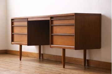 ヴィンテージ家具　ビンテージ　Austinsuite(オースティンスイート)　チーク材　サイドボードにもおすすめの両袖デスク(机、在宅ワーク、在宅用カウンターデスク、サイドチェスト)