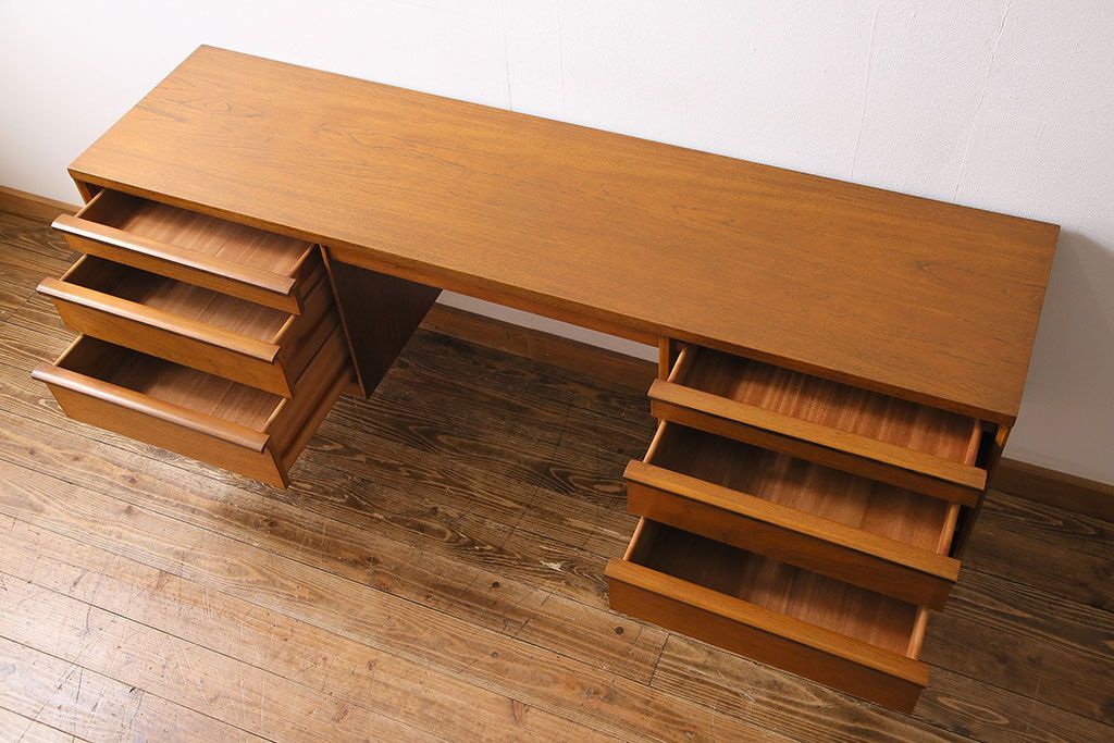 ヴィンテージ家具　ビンテージ　Austinsuite(オースティンスイート)　チーク材　サイドボードにもおすすめの両袖デスク(机、在宅ワーク、在宅用カウンターデスク、サイドチェスト)