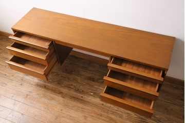 ヴィンテージ家具　ビンテージ　Austinsuite(オースティンスイート)　チーク材　サイドボードにもおすすめの両袖デスク(机、在宅ワーク、在宅用カウンターデスク、サイドチェスト)