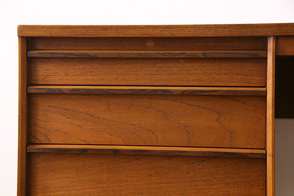 ヴィンテージ家具　ビンテージ　Austinsuite(オースティンスイート)　チーク材　サイドボードにもおすすめの両袖デスク(机、在宅ワーク、在宅用カウンターデスク、サイドチェスト)