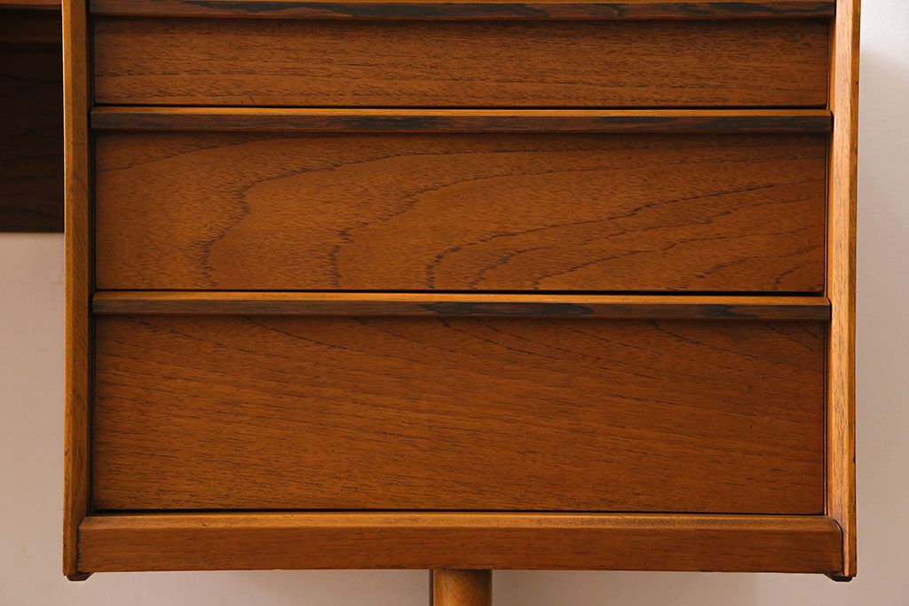 ヴィンテージ家具　ビンテージ　Austinsuite(オースティンスイート)　チーク材　サイドボードにもおすすめの両袖デスク(机、在宅ワーク、在宅用カウンターデスク、サイドチェスト)