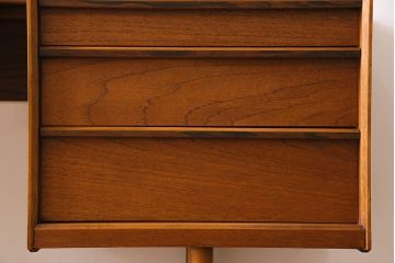 ヴィンテージ家具　ビンテージ　Austinsuite(オースティンスイート)　チーク材　サイドボードにもおすすめの両袖デスク(机、在宅ワーク、在宅用カウンターデスク、サイドチェスト)