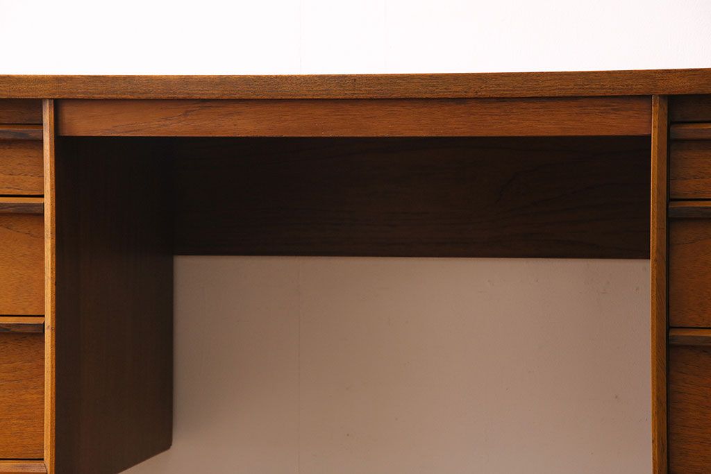 ヴィンテージ家具　ビンテージ　Austinsuite(オースティンスイート)　チーク材　サイドボードにもおすすめの両袖デスク(机、在宅ワーク、在宅用カウンターデスク、サイドチェスト)