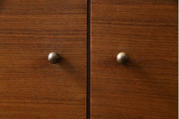 ヴィンテージ家具　イギリスビンテージ　ALFRED COX(アルフレッド・コックス)　球体の取っ手が特徴的なサイドボード(キャビネット)