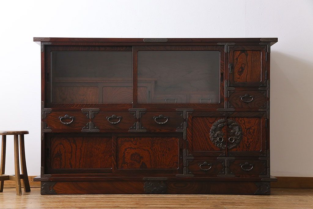 中古　岩谷堂箪笥　特注品!　手打ち金具　繊細な意匠が目を引くサイドボード(収納棚、飾り棚)
