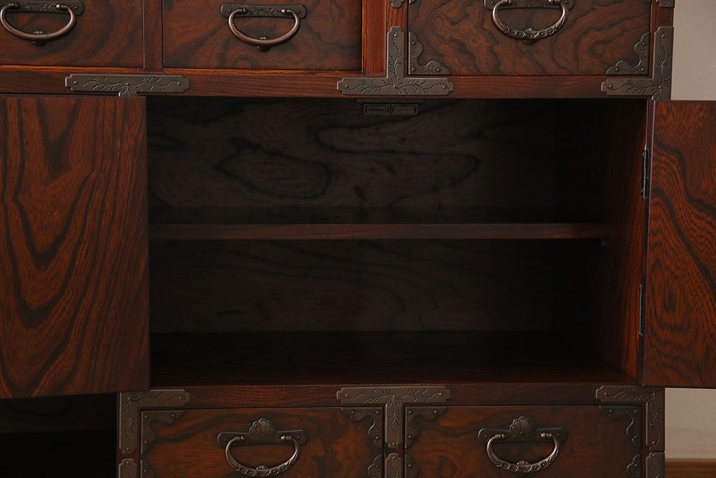 中古　岩谷堂箪笥　特注品!　手打ち金具　繊細な意匠が目を引くサイドボード(収納棚、飾り棚)