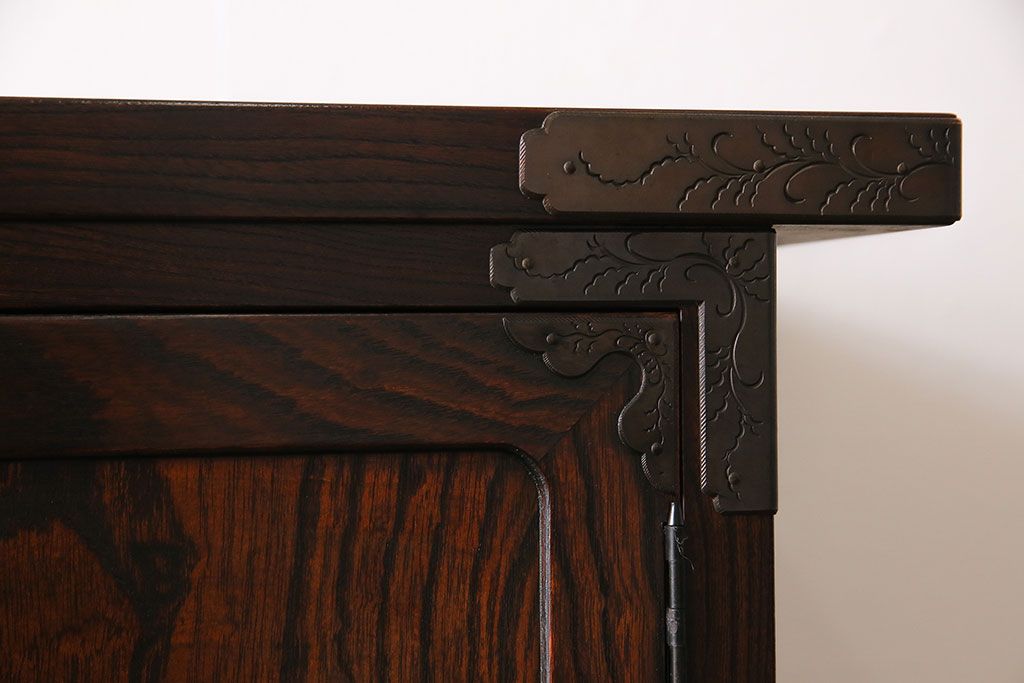 中古　岩谷堂箪笥　特注品!　手打ち金具　繊細な意匠が目を引くサイドボード(収納棚、飾り棚)