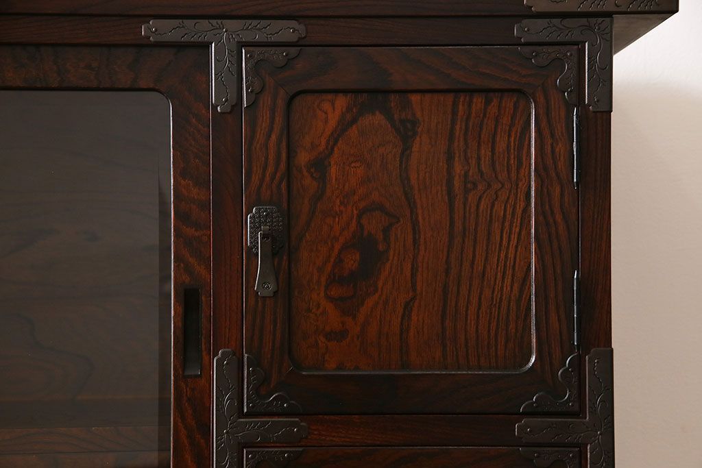 中古　岩谷堂箪笥　特注品!　手打ち金具　繊細な意匠が目を引くサイドボード(収納棚、飾り棚)