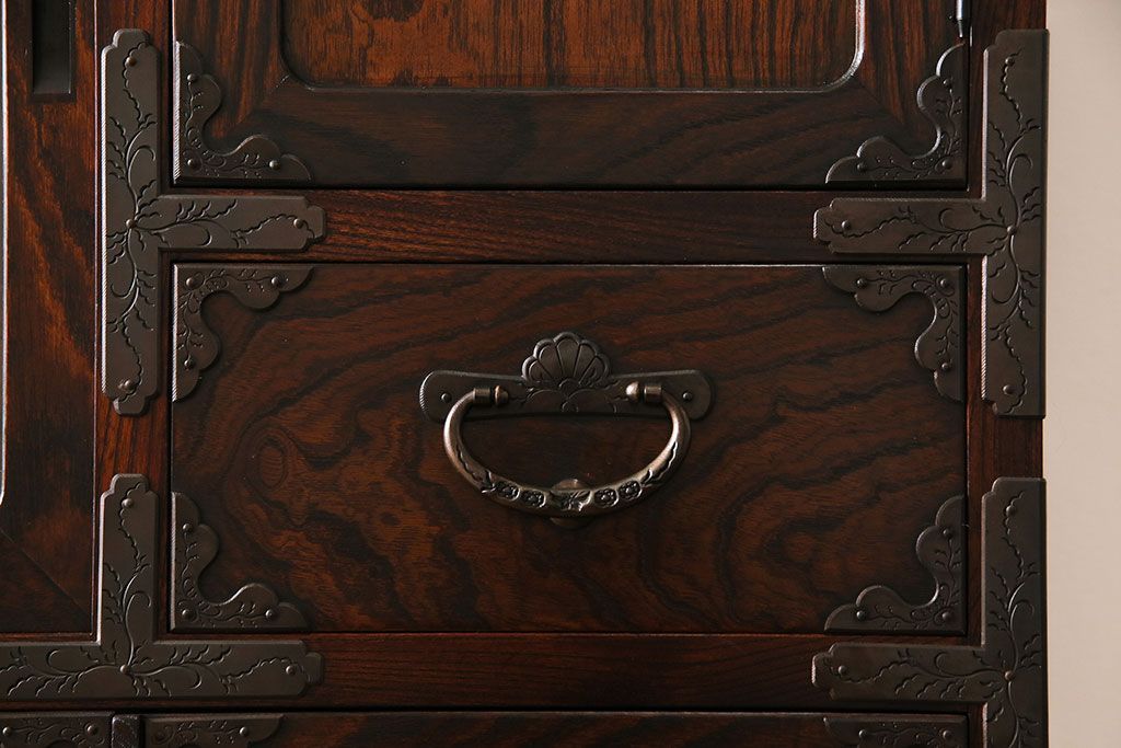 中古　岩谷堂箪笥　特注品!　手打ち金具　繊細な意匠が目を引くサイドボード(収納棚、飾り棚)