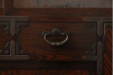 中古　岩谷堂箪笥　特注品!　手打ち金具　繊細な意匠が目を引くサイドボード(収納棚、飾り棚)