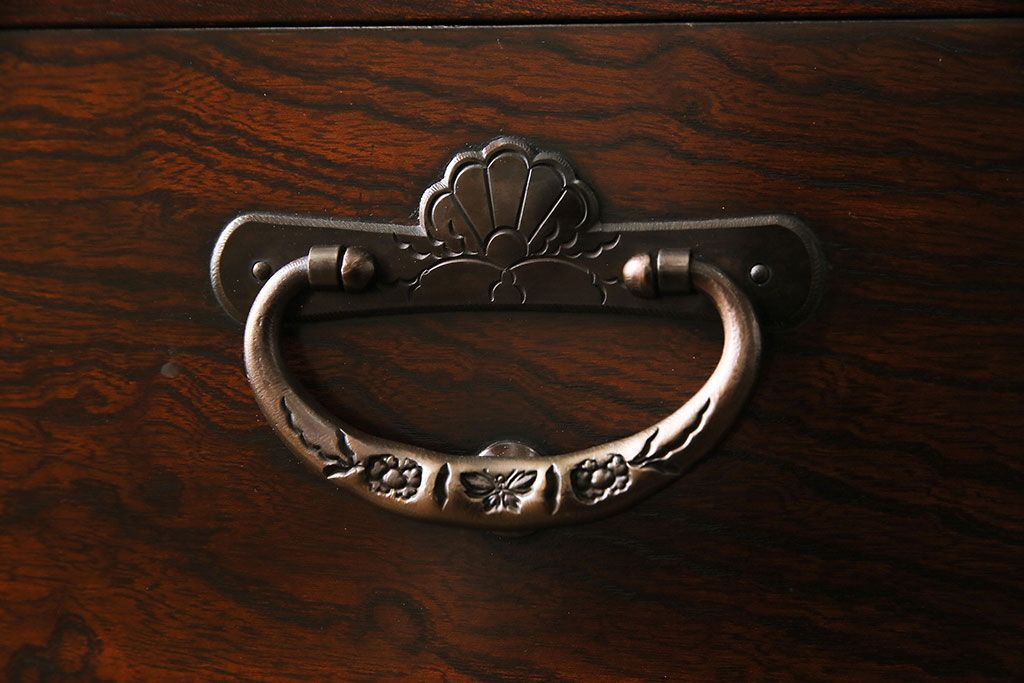 中古　岩谷堂箪笥　特注品!　手打ち金具　繊細な意匠が目を引くサイドボード(収納棚、飾り棚)