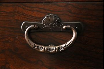 中古　岩谷堂箪笥　特注品!　手打ち金具　繊細な意匠が目を引くサイドボード(収納棚、飾り棚)