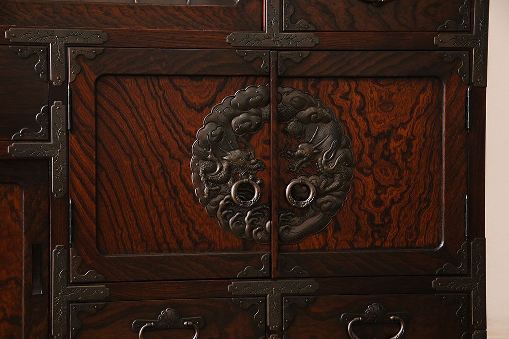中古　岩谷堂箪笥　特注品!　手打ち金具　繊細な意匠が目を引くサイドボード(収納棚、飾り棚)