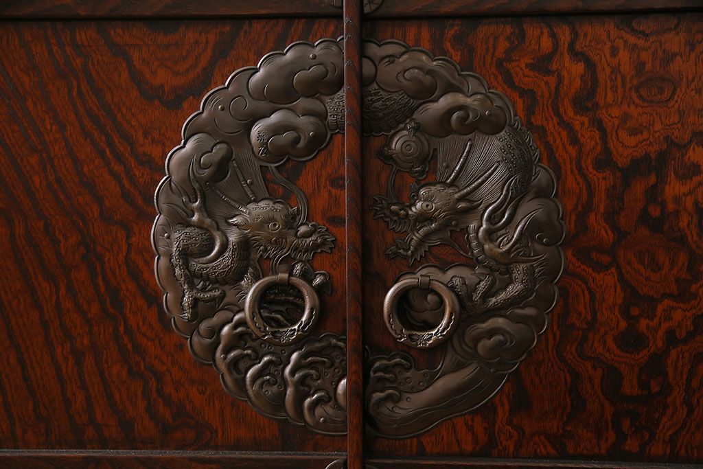 中古　岩谷堂箪笥　特注品!　手打ち金具　繊細な意匠が目を引くサイドボード(収納棚、飾り棚)