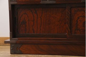 中古　岩谷堂箪笥　特注品!　手打ち金具　繊細な意匠が目を引くサイドボード(収納棚、飾り棚)