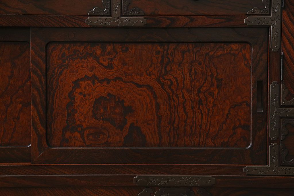 中古　岩谷堂箪笥　特注品!　手打ち金具　繊細な意匠が目を引くサイドボード(収納棚、飾り棚)