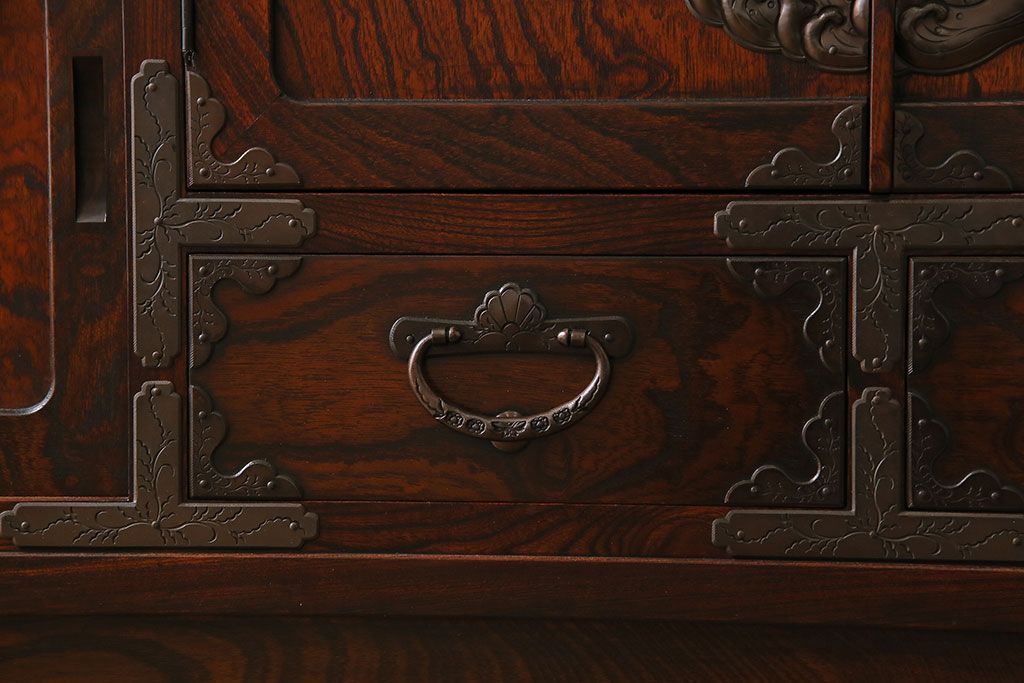 中古　岩谷堂箪笥　特注品!　手打ち金具　繊細な意匠が目を引くサイドボード(収納棚、飾り棚)