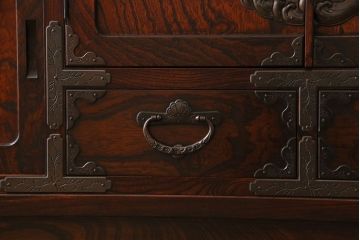中古　岩谷堂箪笥　特注品!　手打ち金具　繊細な意匠が目を引くサイドボード(収納棚、飾り棚)
