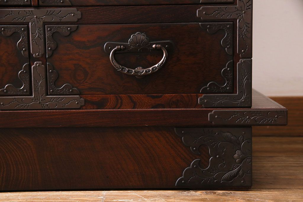 中古　岩谷堂箪笥　特注品!　手打ち金具　繊細な意匠が目を引くサイドボード(収納棚、飾り棚)