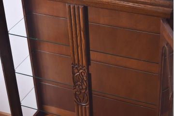 アンティーク家具　イギリスアンティーク　オーク材　植物モチーフの意匠が魅力のショーケース(ガラスケース、キャビネット)