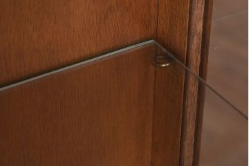 アンティーク家具　イギリスアンティーク　オーク材　植物モチーフの意匠が魅力のショーケース(ガラスケース、キャビネット)