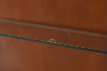 アンティーク家具　イギリスアンティーク　オーク材　植物モチーフの意匠が魅力のショーケース(ガラスケース、キャビネット)