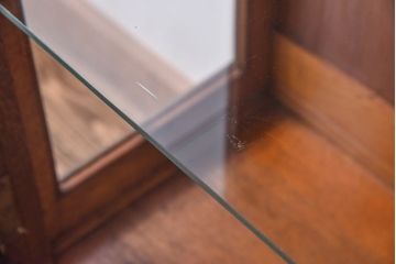 アンティーク家具　イギリスアンティーク　オーク材　植物モチーフの意匠が魅力のショーケース(ガラスケース、キャビネット)