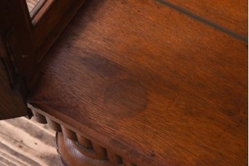 アンティーク家具　イギリスアンティーク　オーク材　植物モチーフの意匠が魅力のショーケース(ガラスケース、キャビネット)