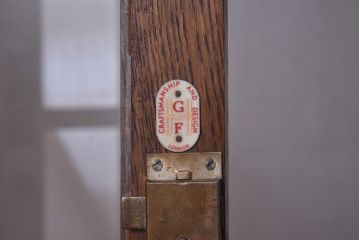 アンティーク家具　イギリスアンティーク　オーク材　植物モチーフの意匠が魅力のショーケース(ガラスケース、キャビネット)