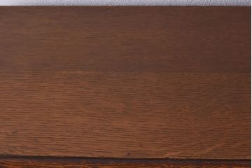 アンティーク家具　イギリスアンティーク　オーク材　植物モチーフの意匠が魅力のショーケース(ガラスケース、キャビネット)