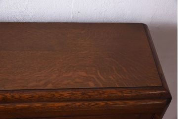 アンティーク家具　イギリスアンティーク　オーク材　植物モチーフの意匠が魅力のショーケース(ガラスケース、キャビネット)