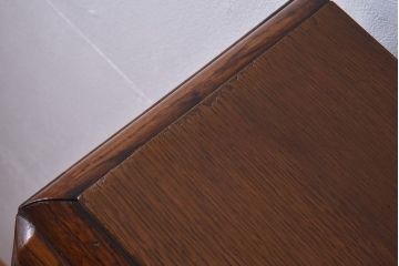 アンティーク家具　イギリスアンティーク　オーク材　植物モチーフの意匠が魅力のショーケース(ガラスケース、キャビネット)