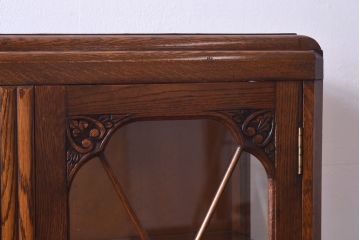 アンティーク家具　イギリスアンティーク　オーク材　植物モチーフの意匠が魅力のショーケース(ガラスケース、キャビネット)