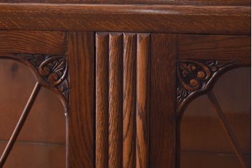 アンティーク家具　イギリスアンティーク　オーク材　植物モチーフの意匠が魅力のショーケース(ガラスケース、キャビネット)