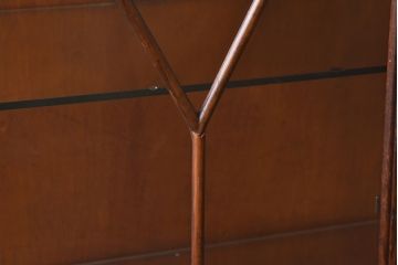 アンティーク家具　イギリスアンティーク　オーク材　植物モチーフの意匠が魅力のショーケース(ガラスケース、キャビネット)