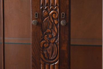 アンティーク家具　イギリスアンティーク　オーク材　植物モチーフの意匠が魅力のショーケース(ガラスケース、キャビネット)