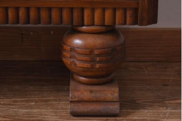 アンティーク家具　イギリスアンティーク　オーク材　植物モチーフの意匠が魅力のショーケース(ガラスケース、キャビネット)