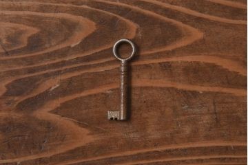 アンティーク家具　イギリスアンティーク　オーク材　植物モチーフの意匠が魅力のショーケース(ガラスケース、キャビネット)