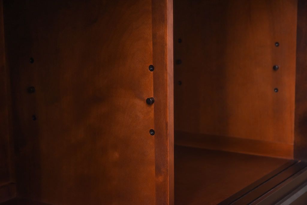 中古　北海道民芸家具　和洋どちらの空間にも馴染むシックなカップボード(食器棚、収納棚)(定価約35万円)