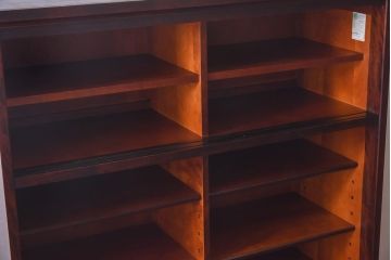 中古　北海道民芸家具　和洋どちらの空間にも馴染むシックなカップボード(食器棚、収納棚)(定価約35万円)