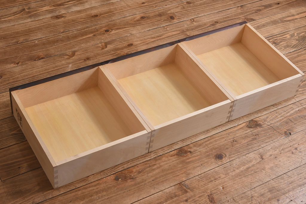 中古　北海道民芸家具　和洋どちらの空間にも馴染むシックなカップボード(食器棚、収納棚)(定価約35万円)